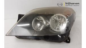 Używane Reflektor lewy Opel Astra H (L48) 1.4 16V Twinport Cena € 60,00 Procedura marży oferowane przez Autodemontage Vrijhoeven B.V.