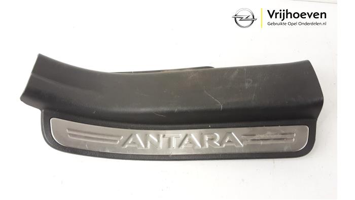 Placa del desgaste del travesaño de la puerta derecha de un Opel Antara (LA6) 3.2 V6 24V 4x4 2008