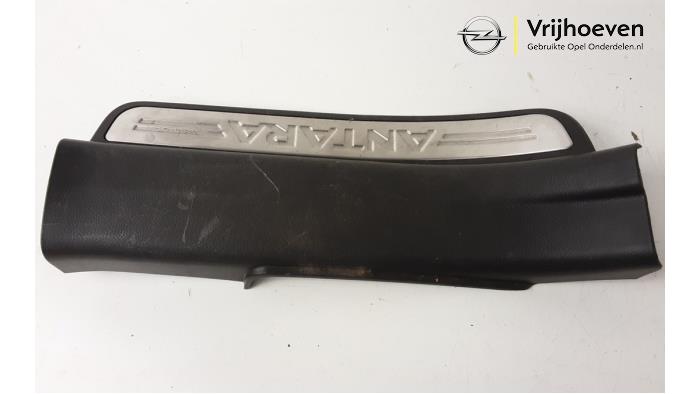 Placa del desgaste del travesaño de la puerta derecha de un Opel Antara (LA6) 3.2 V6 24V 4x4 2008