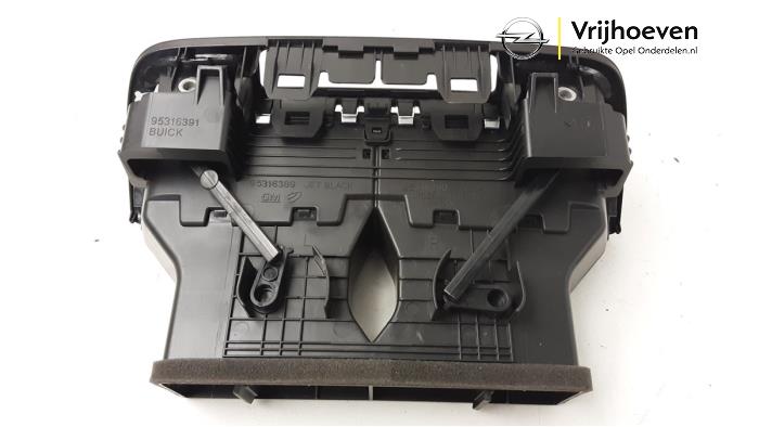 Grille aération tableau de bord d'un Vauxhall Mokka/Mokka X 1.4 Turbo 16V 4x2 2015