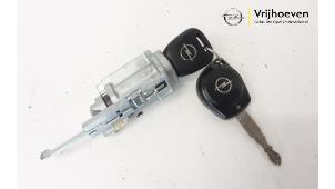 Usagé Serrure de contact + clé Opel Agila (B) 1.2 16V Prix € 35,00 Règlement à la marge proposé par Autodemontage Vrijhoeven B.V.