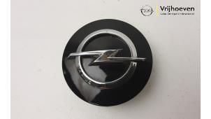 Używane Pokrywa piasty Opel Adam 1.4 16V Cena € 10,00 Procedura marży oferowane przez Autodemontage Vrijhoeven B.V.