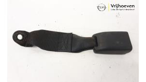 Usagé Insertion ceinture de sécurité arrière centre Opel Agila (B) 1.2 16V Prix € 20,00 Règlement à la marge proposé par Autodemontage Vrijhoeven B.V.