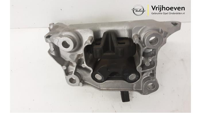 Engine mount from a Opel Corsa F (UB/UH/UP) 1.2 12V 75 2022