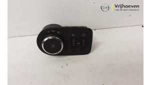 Gebrauchte Licht Schalter Opel Adam 1.2 16V Preis € 20,00 Margenregelung angeboten von Autodemontage Vrijhoeven B.V.