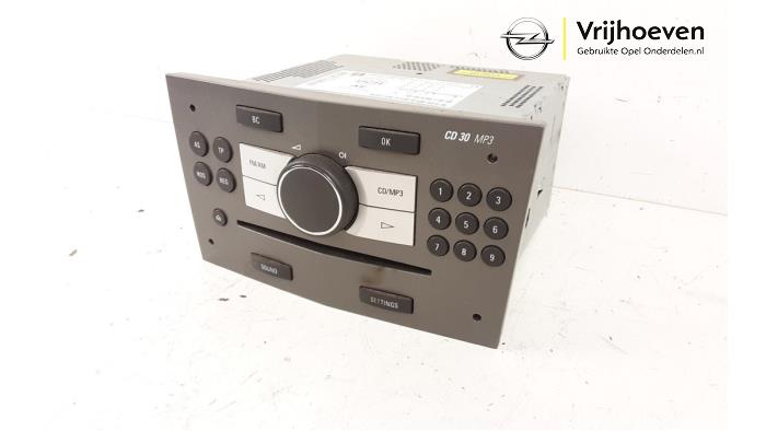 Radio CD player from a Opel Zafira (M75) 1.8 16V Ecotec 2007