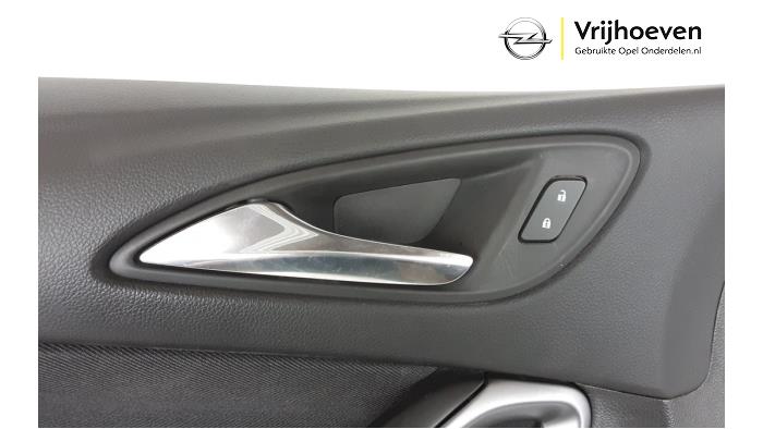 Revêtement portière 4portes avant gauche d'un Opel Astra K 1.4 Turbo 16V 2016
