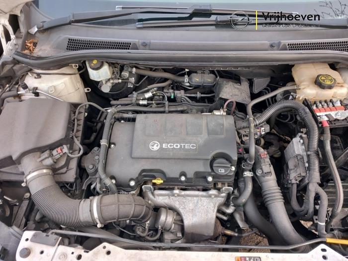 Motor van een Opel Astra J GTC (PD2/PF2) 1.4 Turbo 16V ecoFLEX 120 2014
