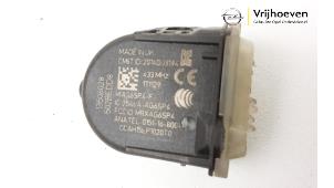 Usados Sensor de presión de neumáticos Opel Astra K 1.6 CDTI 136 16V Precio € 20,00 Norma de margen ofrecido por Autodemontage Vrijhoeven B.V.
