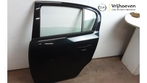 Używane Drzwi lewe tylne wersja 4-drzwiowa Opel Corsa D 1.3 CDTi 16V ecoFLEX Cena € 75,00 Procedura marży oferowane przez Autodemontage Vrijhoeven B.V.