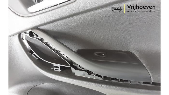 Tapicerka drzwi prawych przednich wersja 4-drzwiowa z Opel Astra K Sports Tourer 1.0 Turbo 12V 2018