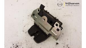 Used Tailgate lock mechanism Opel Zafira (M75) 2.2 16V Direct Ecotec Price € 25,00 Margin scheme offered by Autodemontage Vrijhoeven B.V.