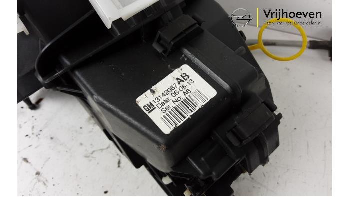 Automatic gear selector from a Opel Zafira (M75) 2.2 16V Direct Ecotec 2006