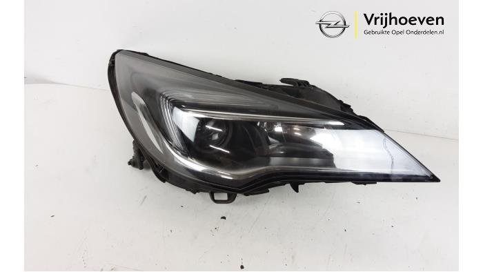 Headlight, right from a Opel Astra K Sports Tourer 1.0 Turbo 12V 2018