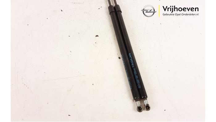 Set of tailgate gas struts from a Opel Vectra C Caravan 2.2 DIG 16V 2005