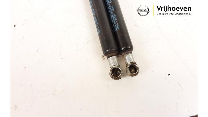Set of tailgate gas struts from a Opel Vectra C Caravan 2.2 DIG 16V 2005