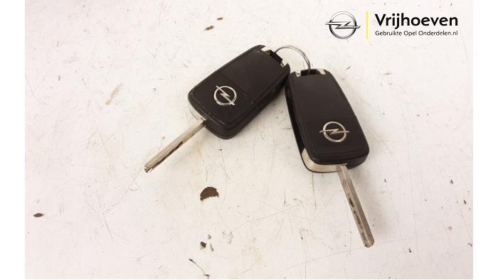 Ignition lock + key from a Opel Karl 1.0 12V 2016