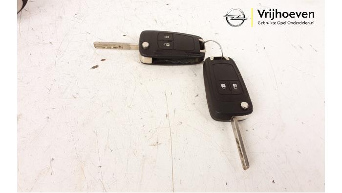 Ignition lock + key from a Opel Karl 1.0 12V 2016