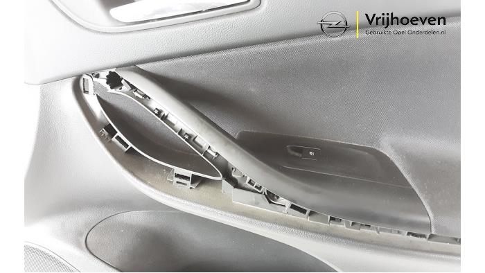 Revêtement portière 4portes avant droite d'un Opel Astra K 1.0 SIDI Turbo 12V 2018