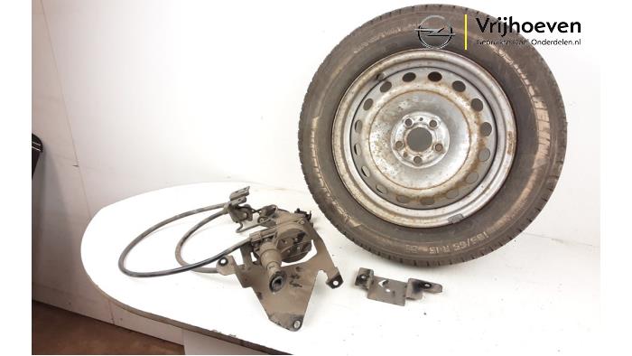 Spare wheel mechanism from a Opel Combo 1.3 CDTI 16V ecoFlex 2016