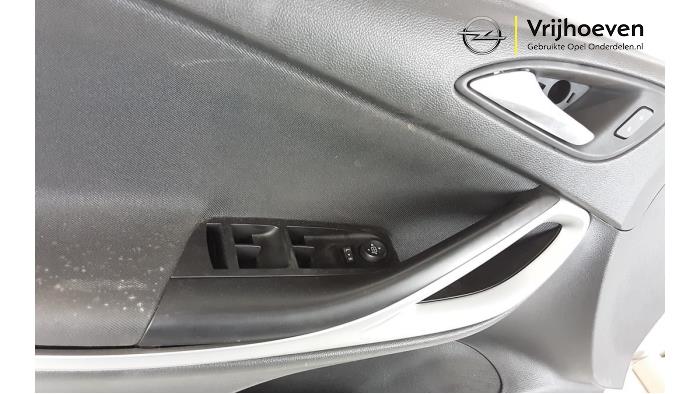 Tapizado de puerta de 4 puertas izquierda delante de un Opel Astra K Sports Tourer 1.0 Turbo 12V 2018