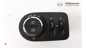 Usados Interruptor de luz Opel Astra K Sports Tourer 1.0 Turbo 12V Precio € 20,00 Norma de margen ofrecido por Autodemontage Vrijhoeven B.V.