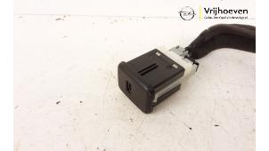 Usados Conexión AUX-USB Opel Karl 1.0 12V Precio € 20,00 Norma de margen ofrecido por Autodemontage Vrijhoeven B.V.