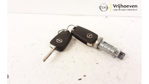Używane Stacyjka + Kluczyk Opel Karl 1.0 12V Cena € 70,00 Procedura marży oferowane przez Autodemontage Vrijhoeven B.V.