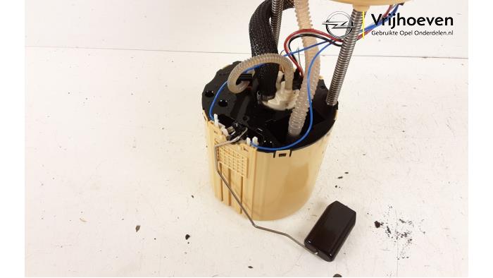 Electric fuel pump from a Opel Astra K 1.6 CDTI 136 16V 2016