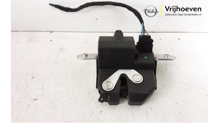Tailgate lock mechanism from a Opel Astra K 1.6 CDTI 136 16V 2016