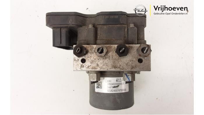 Używane Pompa ABS Opel Karl 1.0 12V Cena € 75,00 Procedura marży oferowane przez Autodemontage Vrijhoeven B.V.