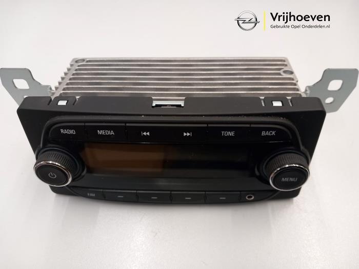 Używane Modul radiowy Opel Karl 1.0 12V Cena € 80,00 Procedura marży oferowane przez Autodemontage Vrijhoeven B.V.