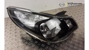 Używane Reflektor prawy Opel Karl 1.0 12V Cena € 300,00 Procedura marży oferowane przez Autodemontage Vrijhoeven B.V.
