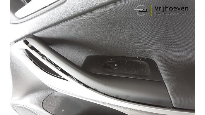 Revêtement portière haut 4portes avant droite d'un Opel Astra K Sports Tourer 1.0 Turbo 12V 2019
