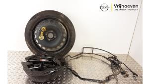 Usados Juego de gato y rueda de repuesto Opel Adam 1.4 16V Precio € 300,00 Norma de margen ofrecido por Autodemontage Vrijhoeven B.V.