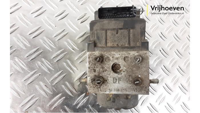 Usagé Pompe ABS Opel Omega B (25/26/27) 2.0i 16V Prix € 25,00 Règlement à la marge proposé par Autodemontage Vrijhoeven B.V.