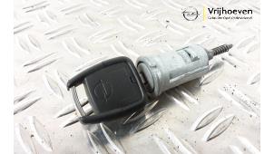 Used Ignition lock + key Opel Omega B (25/26/27) 2.0i 16V Price € 50,00 Margin scheme offered by Autodemontage Vrijhoeven B.V.