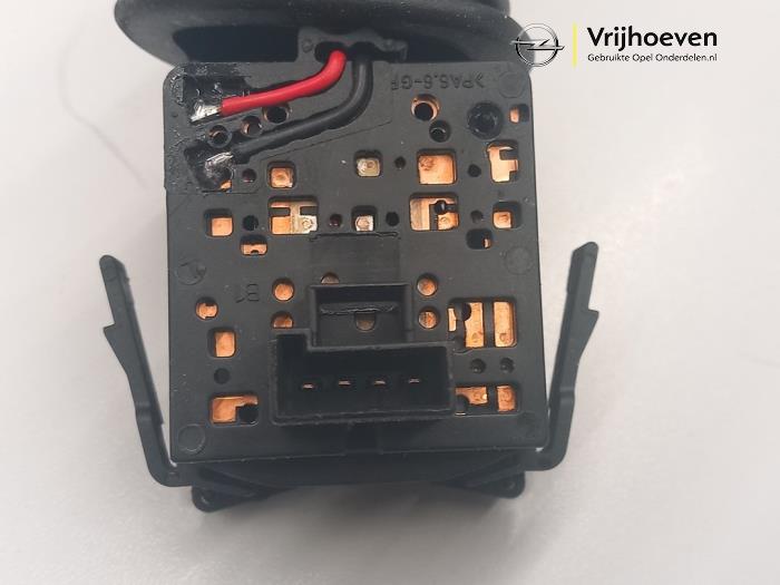 Cruise control switch from a Opel Meriva 1.8 16V 2005