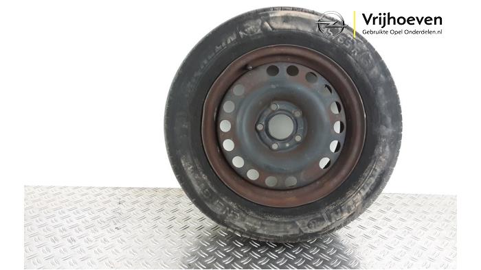 Spare wheel mechanism from a Opel Zafira (F75) 1.6 16V 2001