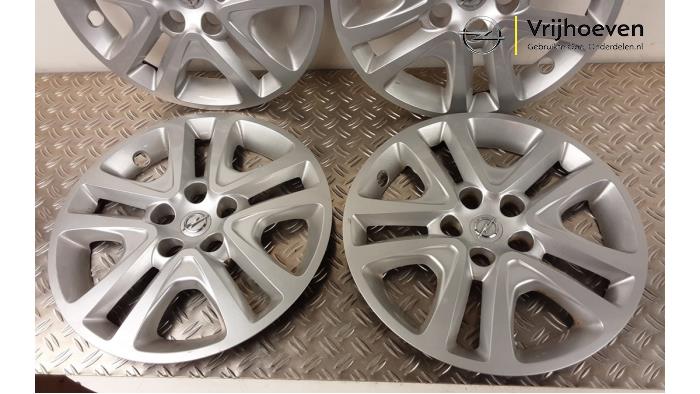 Wheel cover set from a Opel Astra K Sports Tourer 1.6 CDTI 110 16V 2018