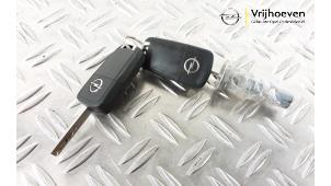 Usados Cerradura de contacto y llave Opel Corsa E 1.4 16V Precio € 60,00 Norma de margen ofrecido por Autodemontage Vrijhoeven B.V.