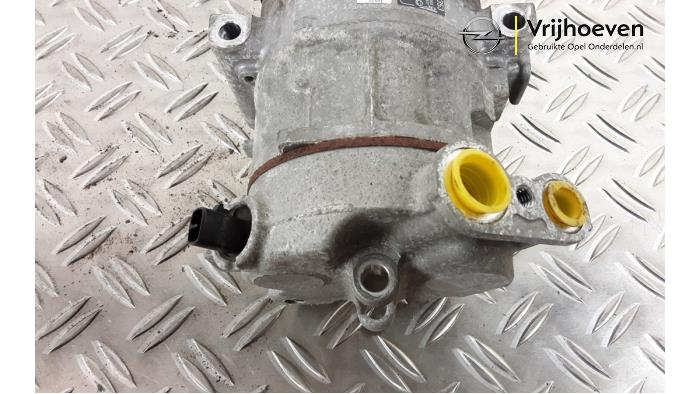 Air conditioning pump from a Opel Corsa E 1.4 16V 2016