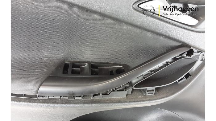 Tapizado de puerta de 4 puertas izquierda delante de un Opel Astra K Sports Tourer 1.6 CDTI 110 16V 2018