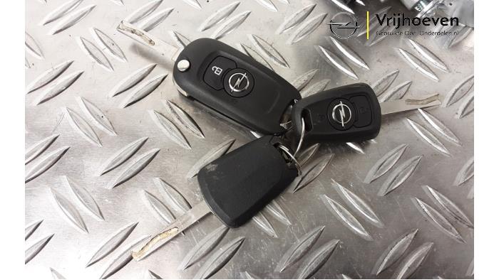 Zündschloss+Schlüssel van een Opel Astra K Sports Tourer 1.4 Turbo 12V 2019