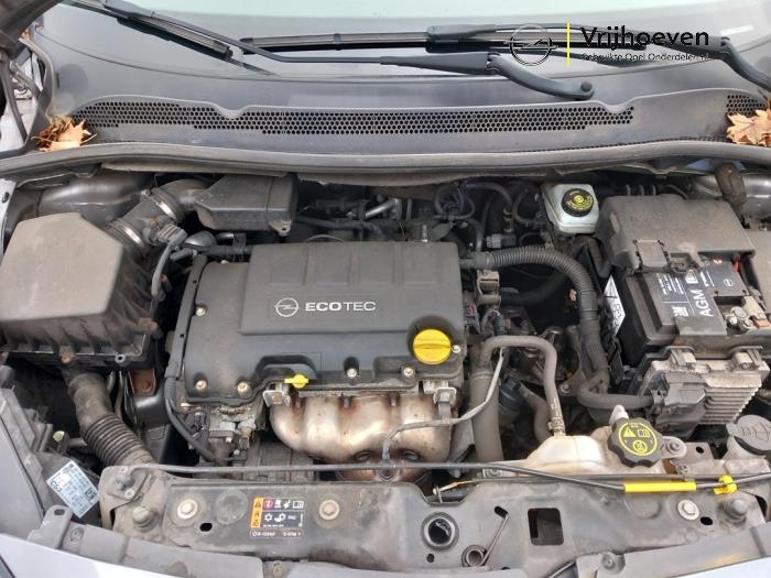 Motor van een Opel Corsa E 1.4 16V 2016