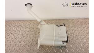 Usagé Réservoir lave-glace avant Opel Karl 1.0 12V Prix € 60,00 Règlement à la marge proposé par Autodemontage Vrijhoeven B.V.