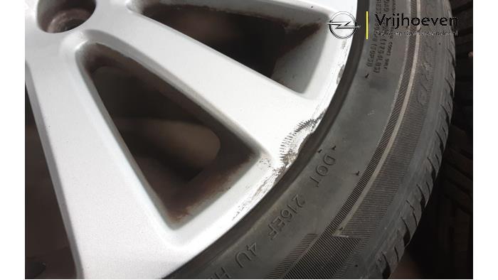 Juego de llantas y neumáticos de un Opel Insignia 1.8 16V Ecotec 2009