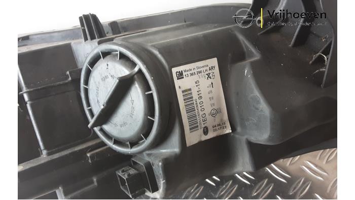 Scheinwerfer links van een Opel Astra J Sports Tourer (PD8/PE8/PF8) 1.6 CDTI 16V 2015