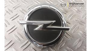 Usagé Poignée hayon Opel Corsa E 1.4 16V Prix € 25,00 Règlement à la marge proposé par Autodemontage Vrijhoeven B.V.