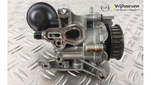 Usagé Pompe à huile Opel Astra K Sports Tourer 1.2 Turbo 12V Prix € 150,00 Règlement à la marge proposé par Autodemontage Vrijhoeven B.V.